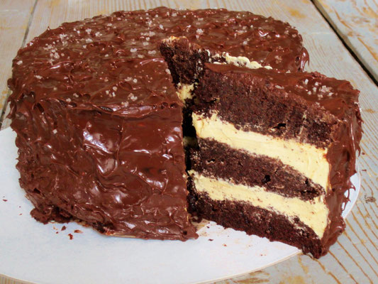 Gateau 3 étages au chocolat et crème au caramel au beurre salé