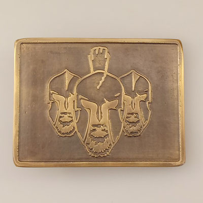 Gürtelschnalle / Buckle als Geburtstagsgeschenk. Angefertigt nach Kundenvorlage aus massivem Messing mit patinierter Oberfläche. Handarbeit. - schnallenkunst