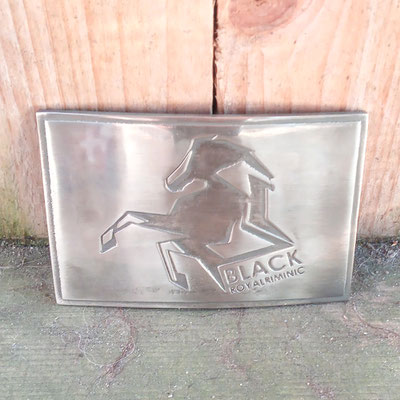 Anfertigung einer individuelle Gürtelschnalle / Buckle nach Kundenwunsch mit Logo Pferd und Namen. Echte Handarbeit (Sandgussverfahren) aus massivem Messing mit vernickelter Oberfläche. - schnallenkunst