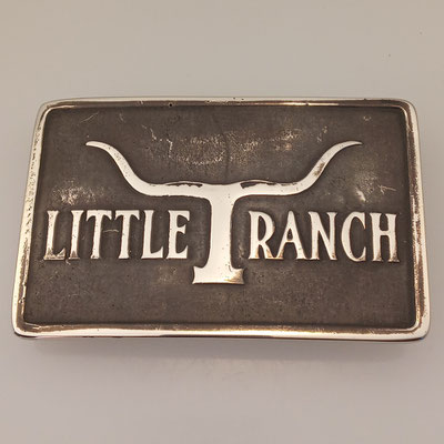 Individuelle Gürtelschnalle / Buckle mit Longhorn Schädel und Schriftzug. Handarbeit (Sandgussverfahren) aus massivem Messing mit Oberfläche in Nickel antik. - schnallenkunst