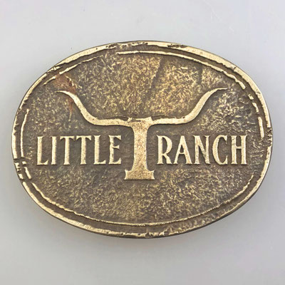 Anfertigung von Gürtelschnalle / Buckle nach Kundenwunsch, mit Logo und Schriftzug. Echte Handarbeit aus massivem Messing mit patinierter Oberfläche. - schnallen-kunst