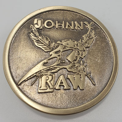 Individuelle Anfertigung von Gürtelschnalle / Buckle für "Johnny Raw". Messives Messing, gefertigt in Handarbeit (Sandgussverfahren), Oberfläche patiniert. - schnallenkunst