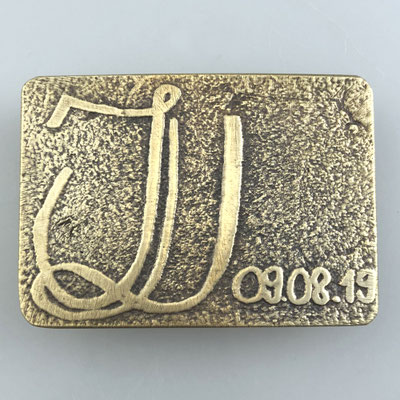 Anfertigung einer individuellen Gürtelschnalle / Buckle nach handschriftlicher Vorlage der Kundin. Gefertigt im Sandgussverfahren aus Messing mit antik patinierter Oberfläche. - schnallenkunst