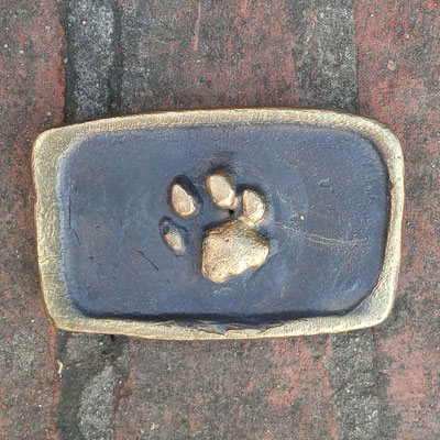 Katzenpfote auf Gürtelschnalle / Buckle. Individuell angefertigt nach Pfotenabdruck und Kundenwunsch aus massivem Messing, Oberfläche patiniert / poliert. - schnallenkunst