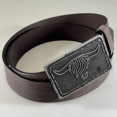 Gürtelschnalle aus Zamak mit Gürtel aus Büffel-Vollleder. Handgefertigt im traditionellen Sandgussverfahren individuell nach Kundenwunsch. - Schnallenkunst