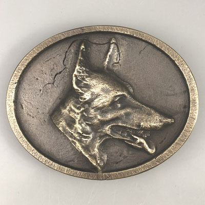 Hundekopf auf Gürtelschnalle / Buckle. Individuell angefertigt in Handarbeit aus massivem Messing mit patinierter Oberfläche. - schnallenkunst