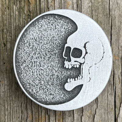 Handgefertigte Gürtelschnalle "Deadmoon" für SZIM, im traditionellen Sandgussverfahren. - Schnallenkunst