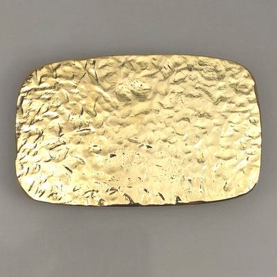 Diese Gürtelschnalle / Buckle wurde aus einer glatten, massiven Messingplatte in Handarbeit heraus gearbeitet. Die Oberfläche wurde gehämmert und abschließend poliert. - schnallenkunst