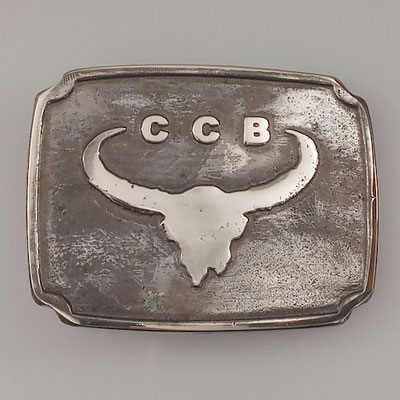 Gürtelschnalle / Buckle mit Logo. Individuelle Anfertigung in Handarbeit aus Messing mit Oberfläche in Nickel antik. - schnallenkunst