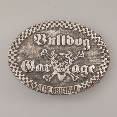 Individuell angefertigte Gürtelschnalle / Buckle für "Bulldog Car Garage". Massives Messing, gegossen, Oberfläche antik vernickelt. - schnallenkunst