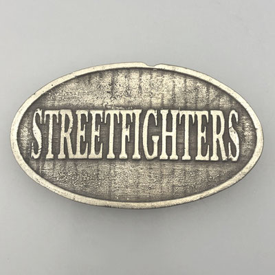 Indiviudelle Anfertigung von Gürtelschnalle / Buckle "Streetfighters". Handarbeit aus Neusilber (Alpaka) mit antik patinierter Oberfläche. - schnallenkunst