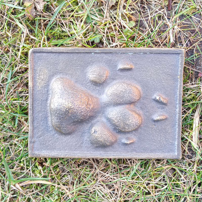 Gürtelschnalle, gefertigt aus Messing nach dem Pfotenabdruck eines Hundes. - schnallenkunst