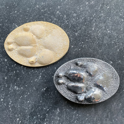 Gussmodell aus Spezialgips und fertig gegossene Gürtelschnalle nach Pfotenabdruck. - schnallenkunst