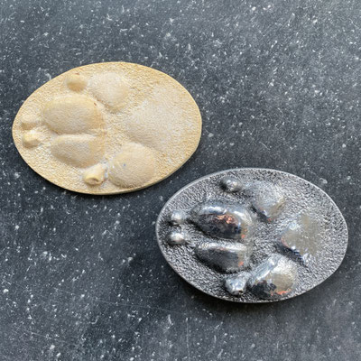 Gussmodell aus Spezialgips und fertig gegossene Gürtelschnalle nach Pfotenabdruck. - schnallenkunst