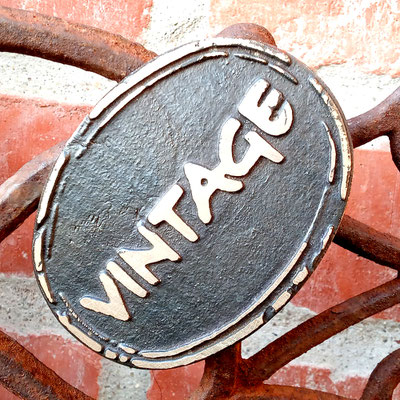 "Vintage" Gürtelschnalle / Buckle. Neusilber (Alpaka), gefertigt im Sandgussverfahren, Oberfläche antik patiniert. - schnallenkunst