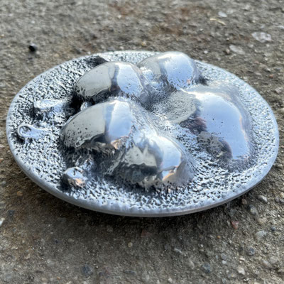 Gürtelschnalle nach Hundepfotenabdruck. Gefertigt in Handarbeit (Sandgussverfahren) aus Alu. - schnallenkunst