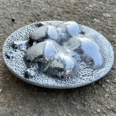 Gürtelschnalle nach Hundepfotenabdruck. Gefertigt in Handarbeit (Sandgussverfahren) aus Alu. - schnallenkunst