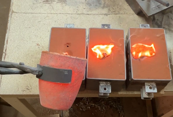 Gegossen wird im traditionellen Sandgussverfahren.