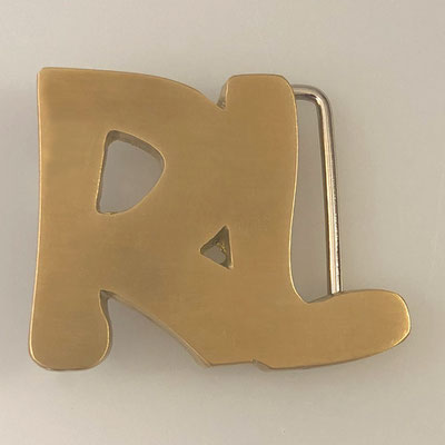 Buchstaben als Gürtelschnalle / Buckle. Handarbeit aus massivem Messing mit patinierter Oberfläche. - schnallenkunst