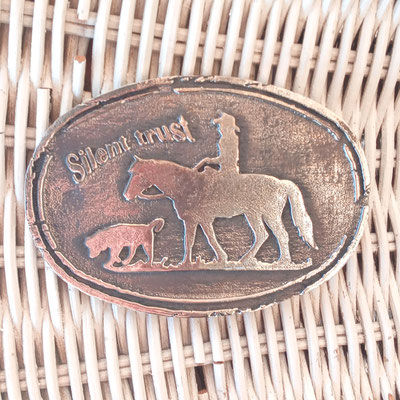 Anfertigung von individueller Gürtelschnalle / Buckle mit Pferd und Hund nach Kundenvorlage. Messing mit antik vernickelter Oberfläche. - schnallenkunst
