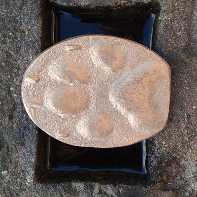 Pfotenabdruck als Gürtelschnalle / Buckle. Messing im Sand gegossen, Oberfläche geschliffen und teilweise poliert. - schnallenkunst
