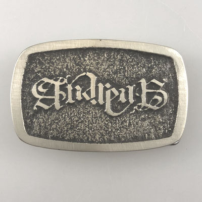 Individuelle Gürtelschnalle / Buckle nach Kundenwunsch mit Namenszug. Echte Handarbeit aus Neusilber (Alpaka), Oberfläche antik vernickelt. - schnallenkunst