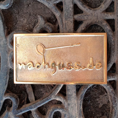 Gürtelschnalle / Buckle für "naqchguss.de". Massives Messing, gefertigt im Sandgussverfahren, Oberfläche poliert. - schnallenkunst