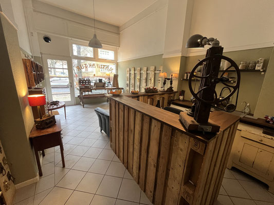 Tresen Showroom Berlin Schnallenkunst