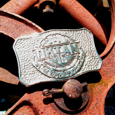 Individuell angefertigte Gürtelschnalle / Buckle für "Oktan 76". Gefertigt in Handarbeit aus Messing mit vernickelter Oberfläche. - schnallenkunst