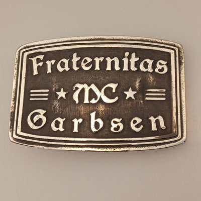 Gürtelschnalle / Buckle individuell angefertigt für Motorrad-Club. Gefertigt aus Messing im Sandgussverfahren (Handarbeit), Oberfläche in antik vernickelt. - schnallenkunst