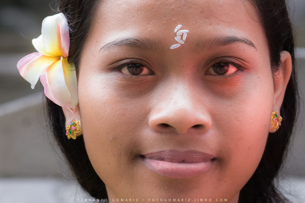 Chica balinesa / Balinese girl. Ceremonia hindú / Hindu ceremony. Pura Tirta Empul. Tampaksiring. Bali. Indonesia 2018
