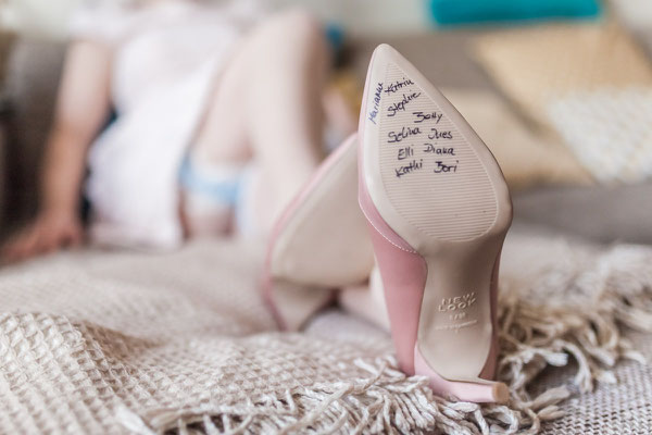 Brautschuhe - Tradition - Die Brautschuhe beschriften