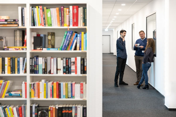 Büro - Mitarbeiter im Gespräch