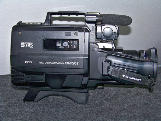 . . .  eine VHS-Kamera, Blaupunkt CR 2000 S