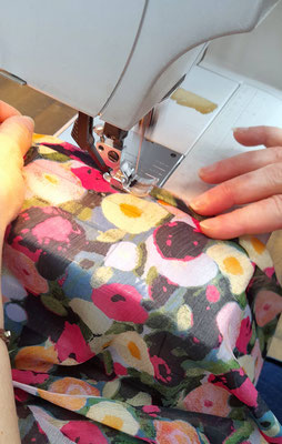 L'Atelier de Couture Nadine GRATACAP. Ourlet piqué à la machine sur robe fluide.