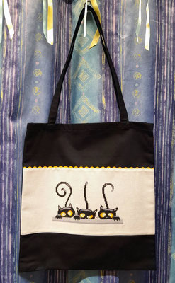 L'Atelier de Couture Nadine GRATACAP. Tote Bag "Chats Malicieux". Environ 40*37 cm. Broderie point de croix faite main. Prix 40€.