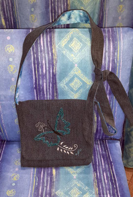 L'Atelier de Couture Nadine GRATACAP. Broderie de Lunéville sur sac à main.