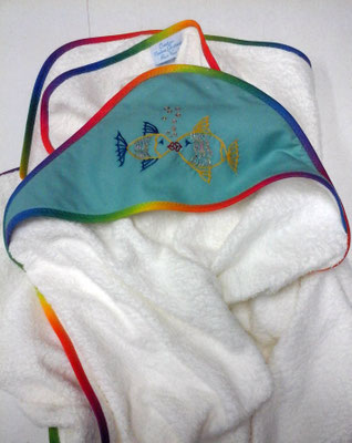 L'Atelier de Couture Nadine GRATACAP. Sortie de bain pour bébé en broderie blanche (en couleur).