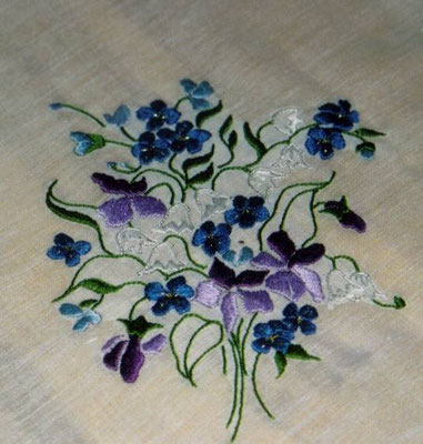 L'Atelier de Couture Nadine GRATACAP. Motif de broderie blanche (en couleur) sur une nappe.