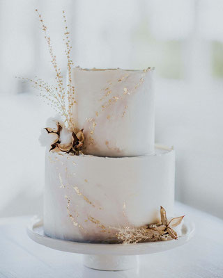 Wedding Cake minimaliste blanc doré
