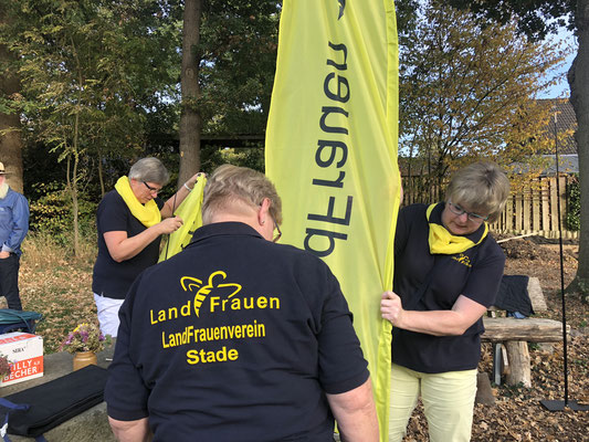 Fotos: Petra Schweim - Pflanzaktion Bienenweide in Fredenbeck unterstützt von der Niedersächsischen BINGO - Umweltschutzstiftung