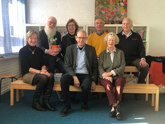 Barbara Wiechmann, John Langley, Birgit Burmeister, Günter Prinzing, Rolf Braun, Jutta Milde und Georg Winter (v. l.). Als Schüler wurden sie von Hannelore „Loki“ Schmidt unterrichtet.