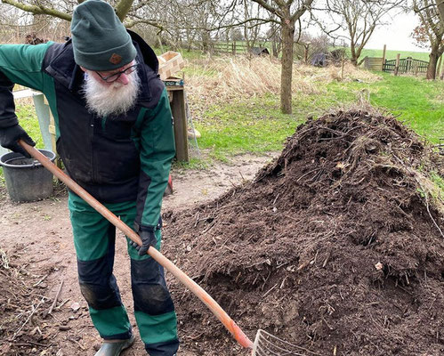 Foto: Petra Schweim Kompost belebt den Gartenboden