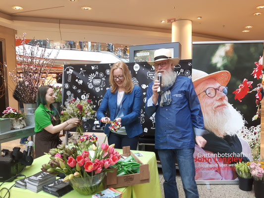 Foto: Petra Schweim - Aktion BLUME 2000 in  Harburg - Gartenbotschafter John Langley 