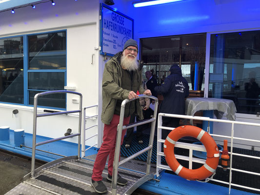 Weihnachtsbotschafter John Langley geht am Bord zur großen Rundfahrt durch den Hamburger Hafen.