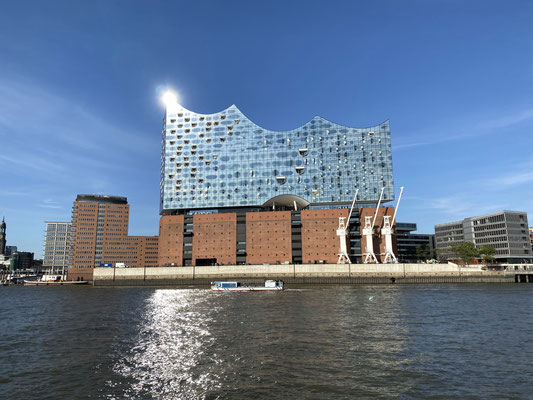 Elbphilharmonie (kurz auch „Elphi“ genannt) ein eindrucksvoller Hingucker.  Foto: Petra Schweim