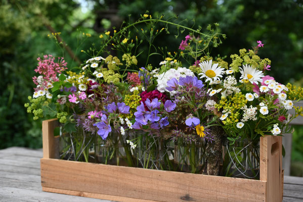 Wie aus dem Bauerngarten oder in diesem Fall #Appelbarg gepflückten Blumen gehören zum aktuellen Sommertrend "heimische Ländlichkeit". Fotos: Petra Schweim - Impression: John Langley - Ort: #Appelbarg