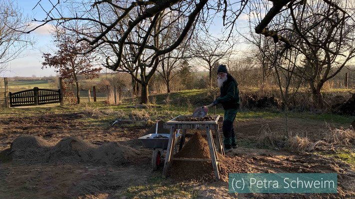 Foto: Petra Schweim - Gartenbotschafter John Langley ist als Maulwurf bestens bekannt