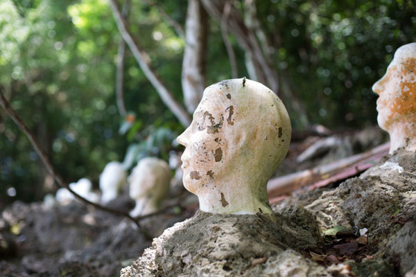 Statuen am Strand