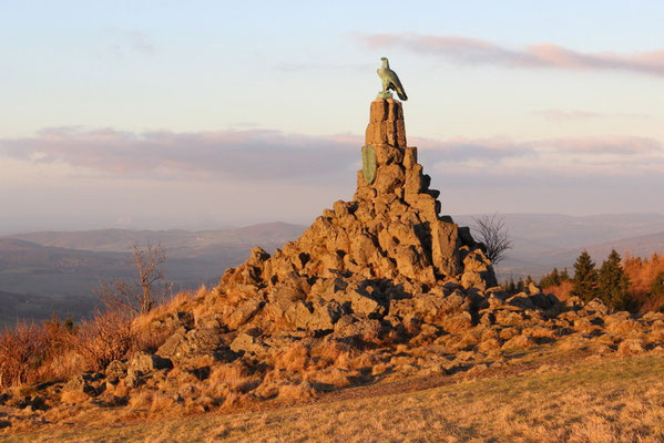 20.)  Fliegerdenkmal im Abendlicht